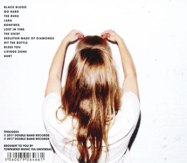 Albumcover mit Frau, Hände am Kopf, Rücken zur Kamera.
