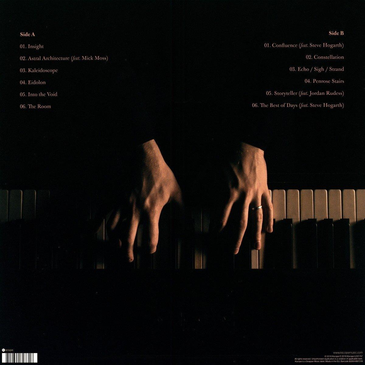 Albumcover mit Händen über einer Klaviatur. Die Tracklisten von Seite A und B sind aufgeführt.
