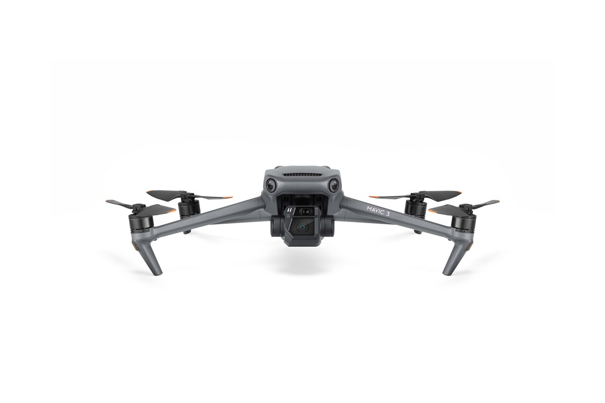Beyaz arka plan üzerinde siyah pervaneli gri drone, Mavic 3 modeli.