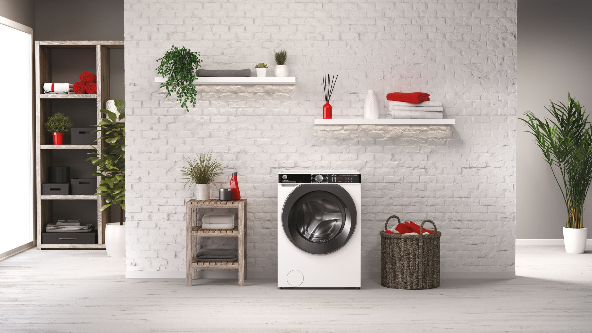 Een witte wasmachine in een wasruimte, met planken, planten en een mand met wasgoed. Bakstenen muur achtergrond.