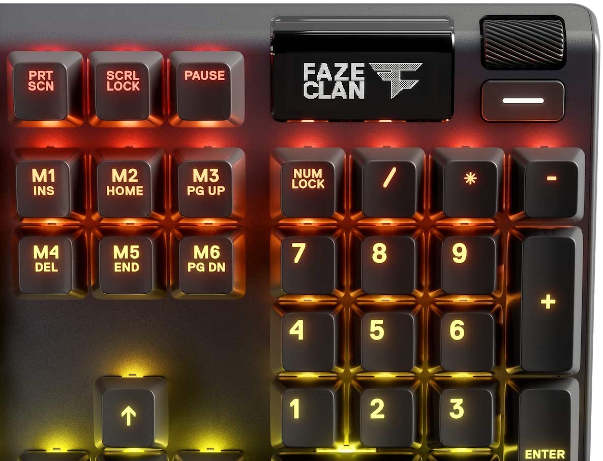 Aydınlatmalı tuşlara sahip bir oyun klavyesi, FaZe Clan için özel tuşlar dahil.