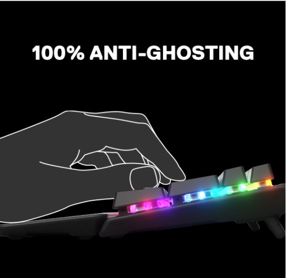 Renkli arkadan aydınlatmalı tuşlara sahip bir klavye üzerinde el. Üstte "100% ANTI-GHOSTING" yazısı.