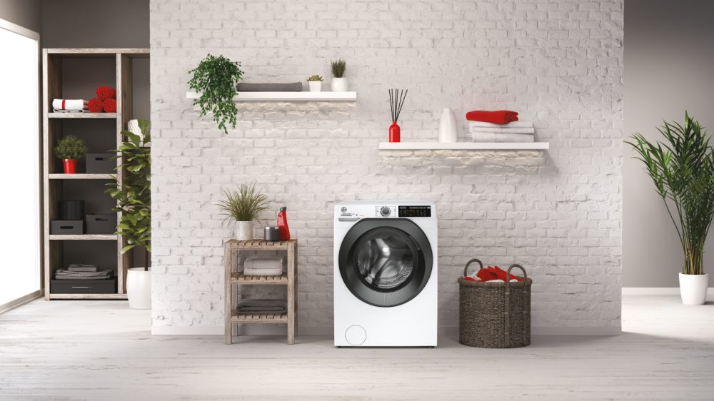 Lave-linge dans une buanderie avec décoration.