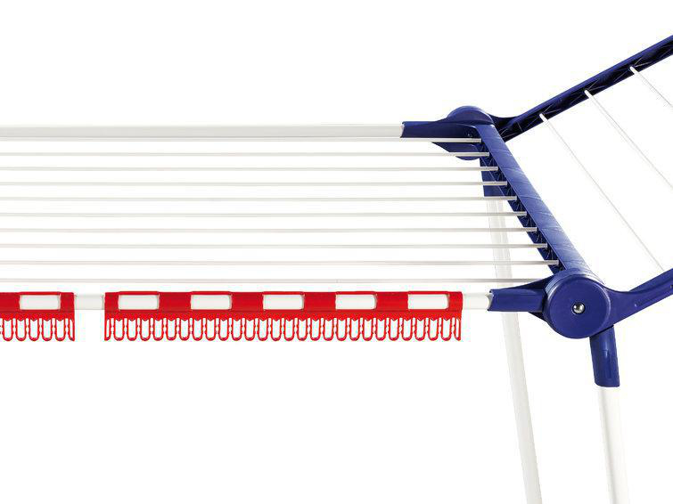 Wäscheständer, blauer Rahmen, weiße Stangen, rote Clips. Teilweise ausgefahren.