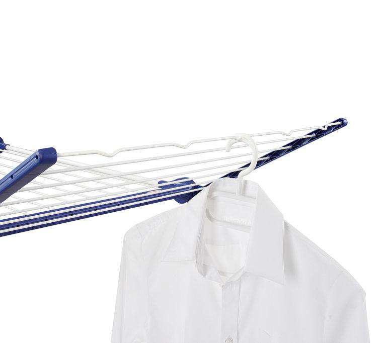 Ein offener Kühlschrank voller Lebensmittel und Getränke.