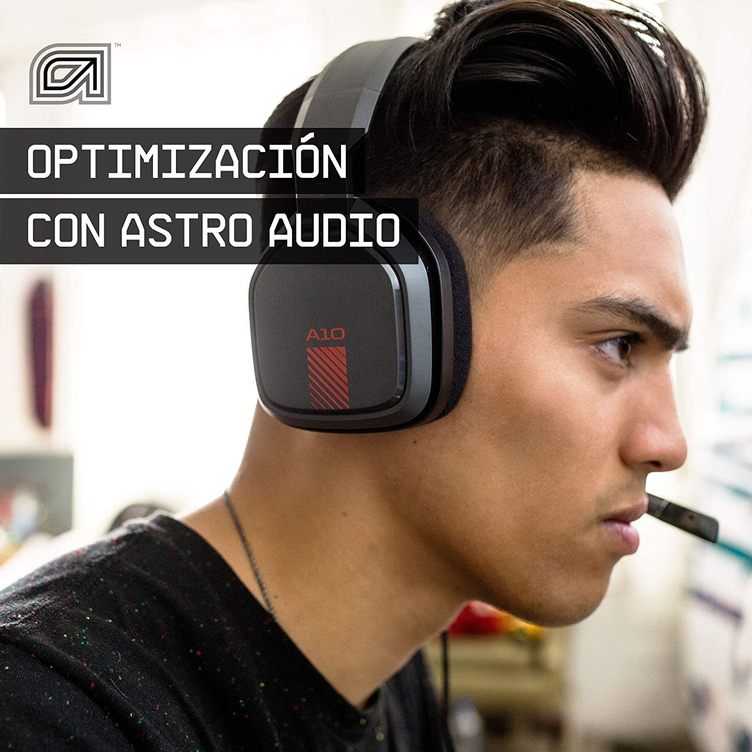 Un hombre usando unos auriculares con optimización Astro Audio, con superposición de texto.