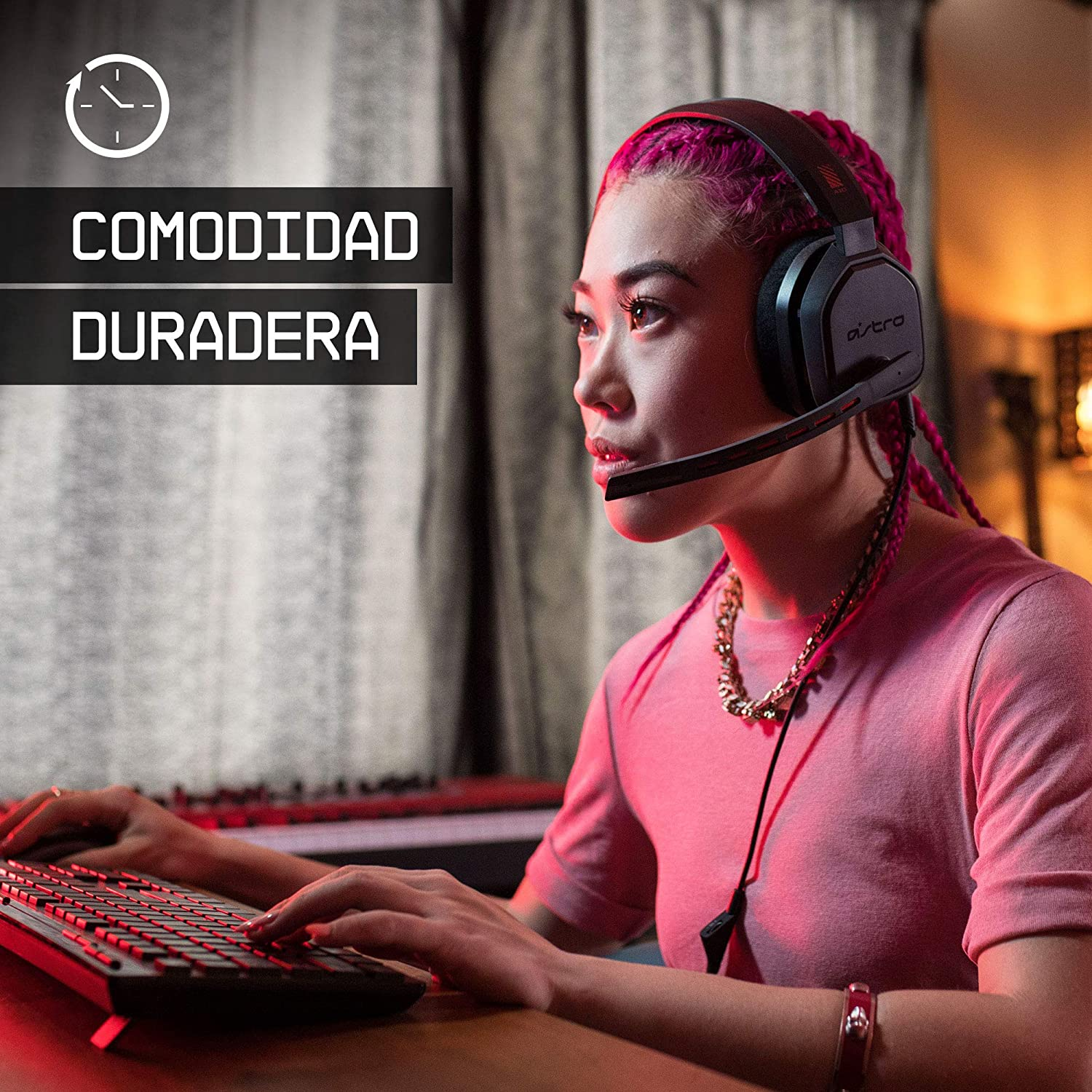 Una mujer con auriculares y un auricular, jugando. El texto dice 'Comodidad duradera'.