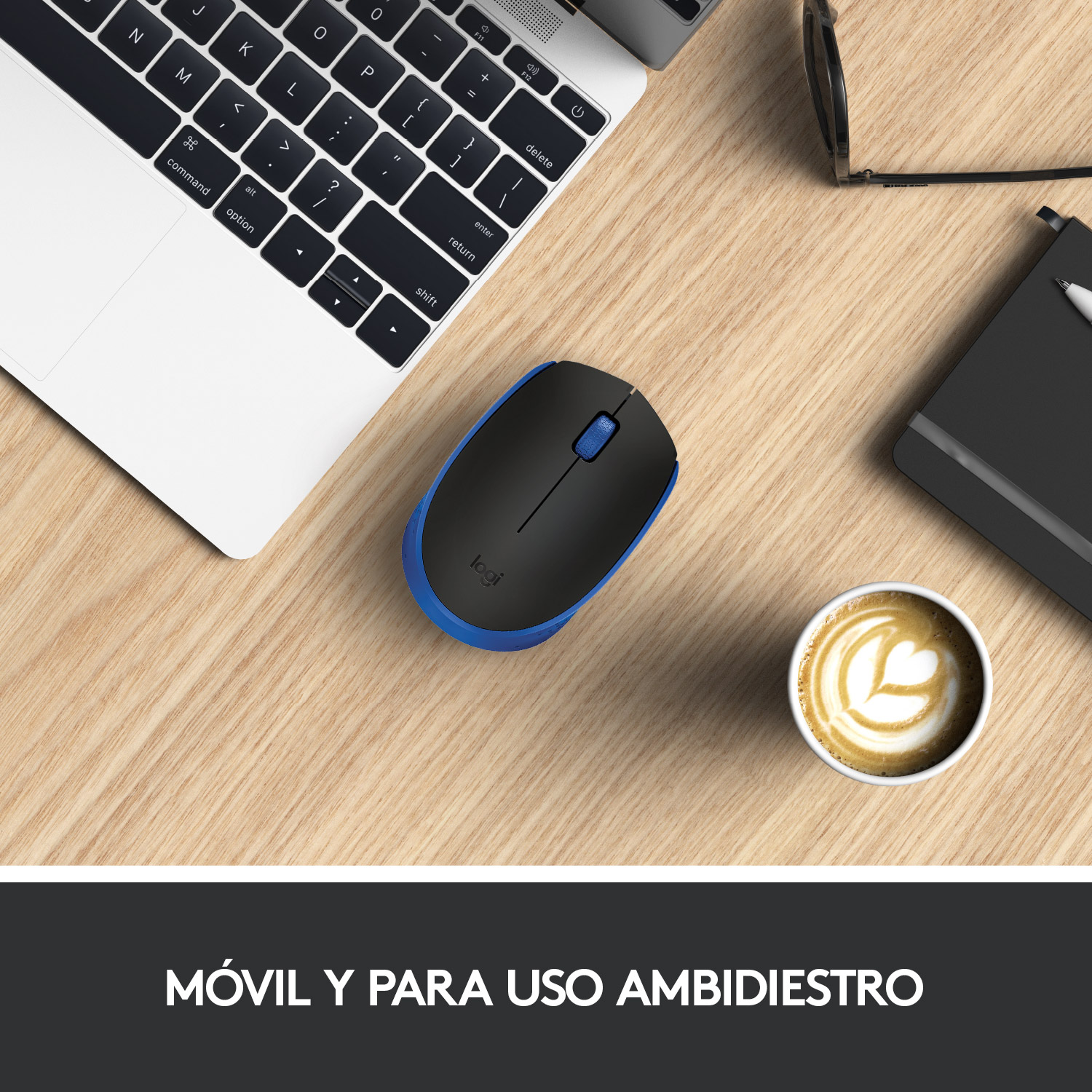 Vista superior de un ratón Logitech negro y azul en un escritorio de madera con café y un cuaderno.