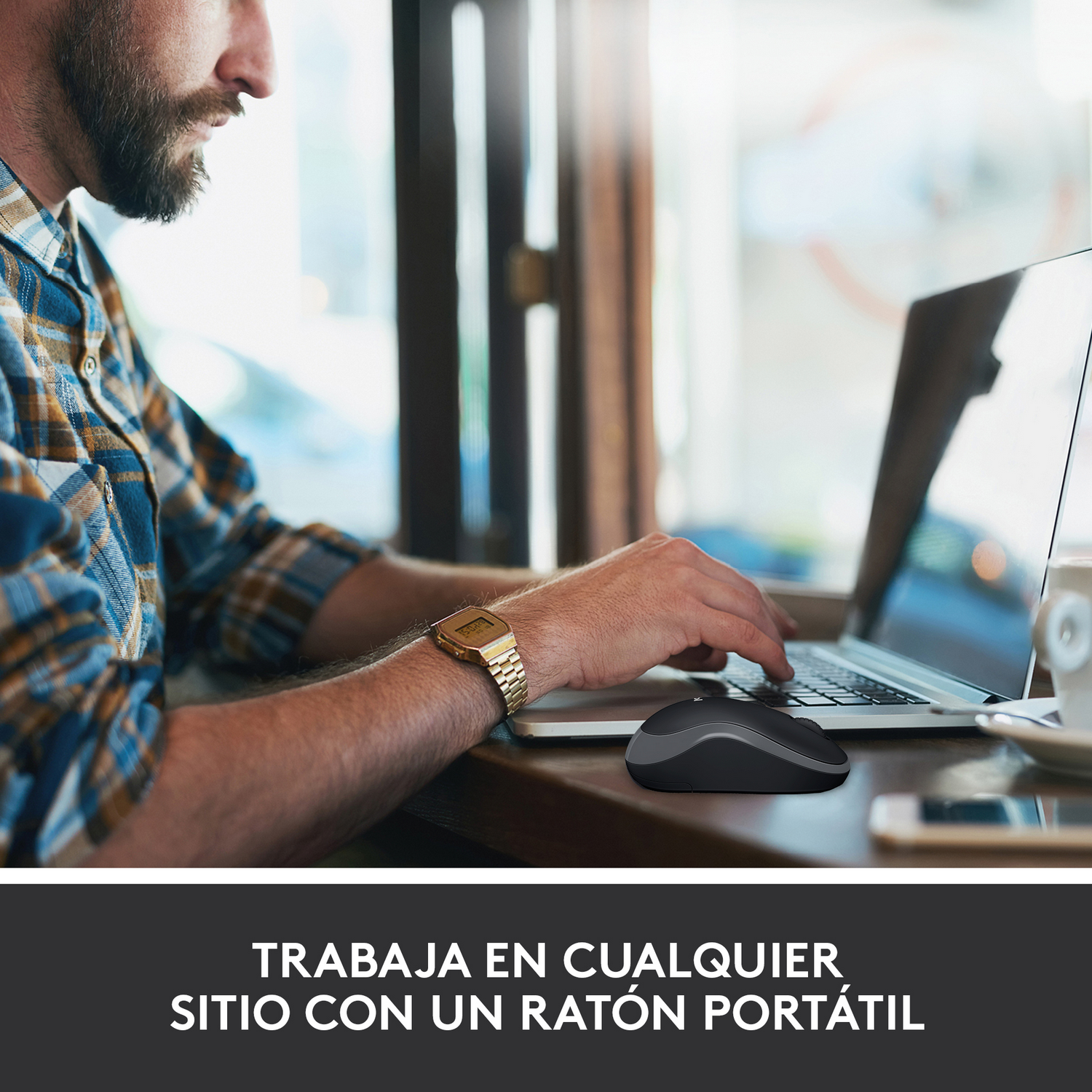 Un auricular negro con múltiples funciones etiquetadas: diadema ajustable, iluminación personalizada y control de volumen.