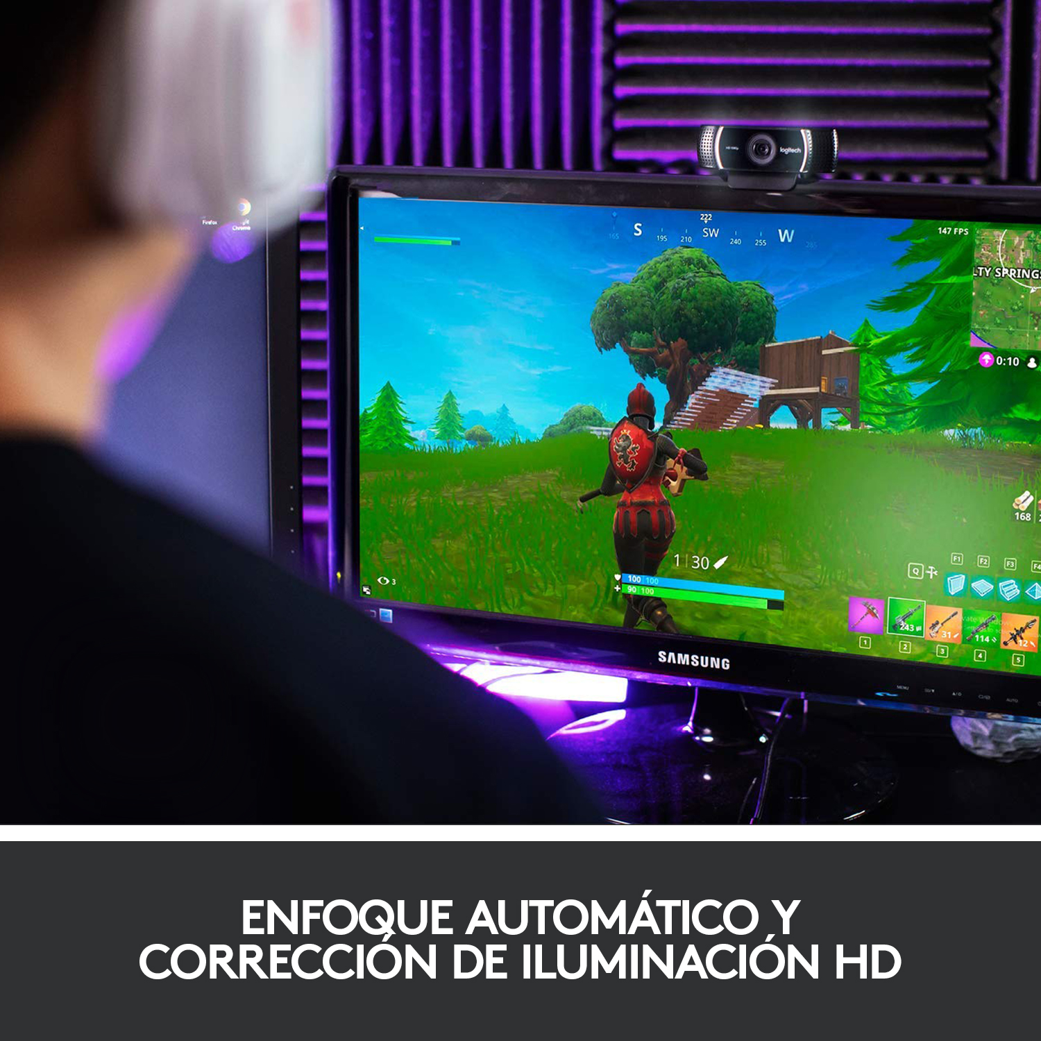 Persona jugando un videojuego en un monitor con una webcam adjunta.