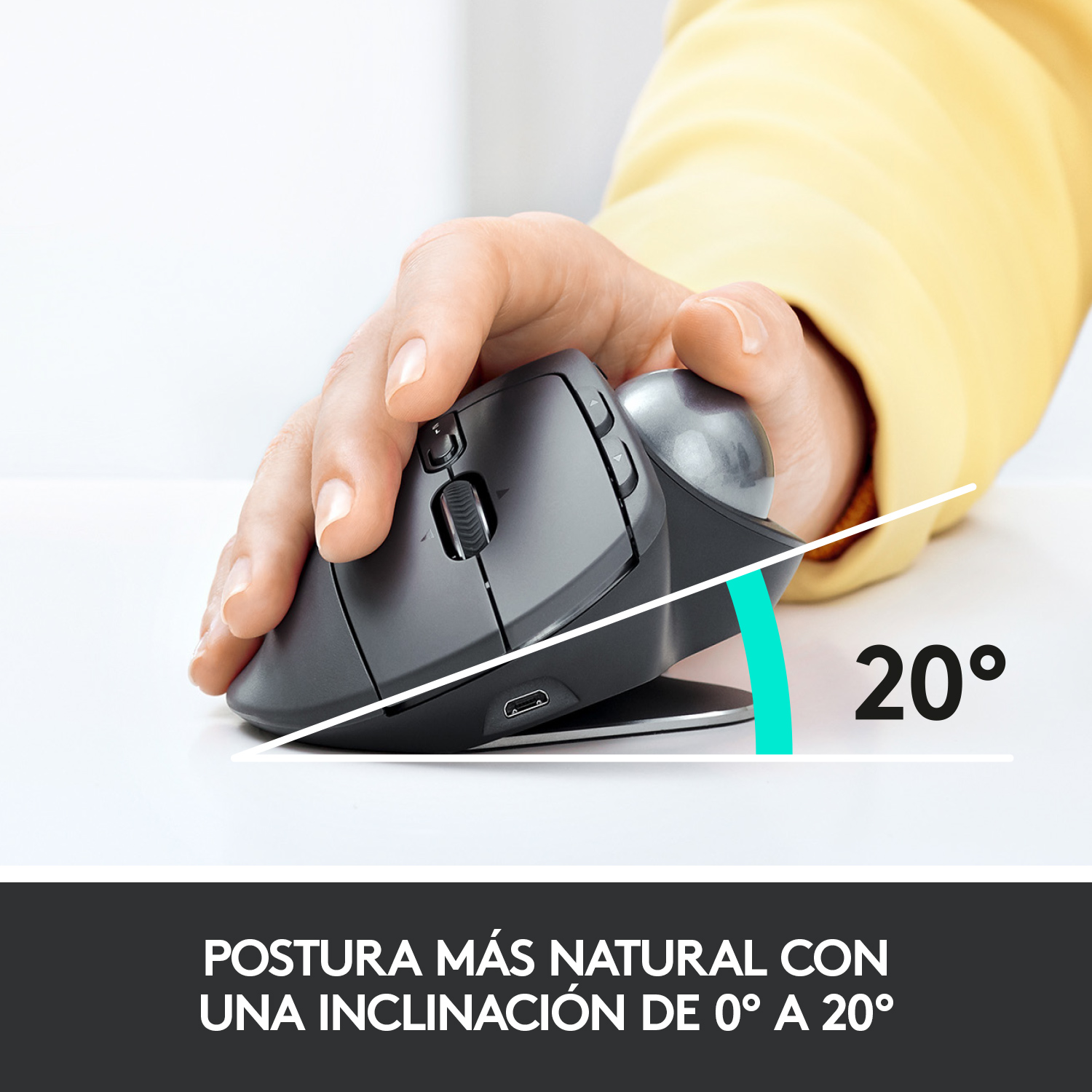 Mano usando un ratón ergonómico con trackball. Ángulo de 20 grados indicado por una línea.