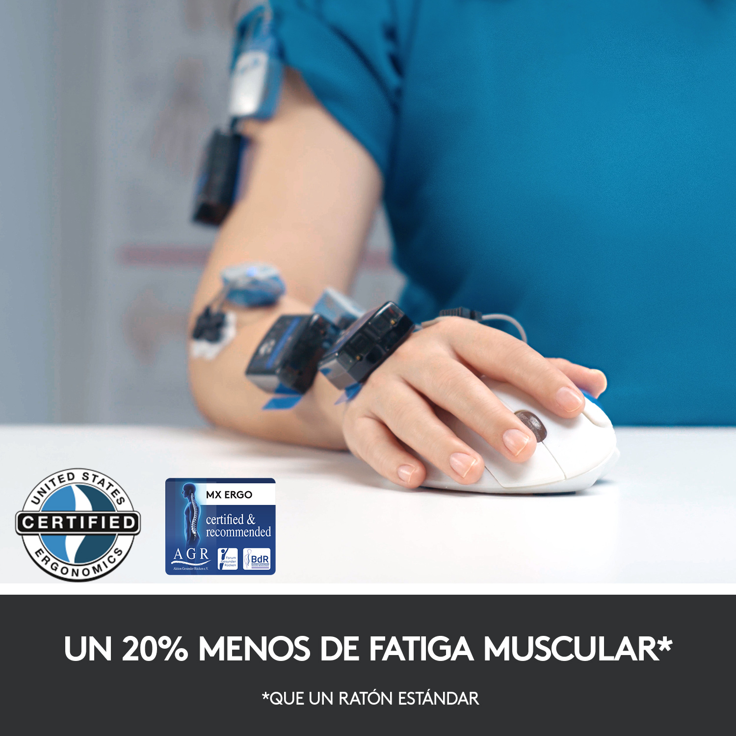Mano de una persona usando un ratón blanco, con etiqueta de fatiga reducida.