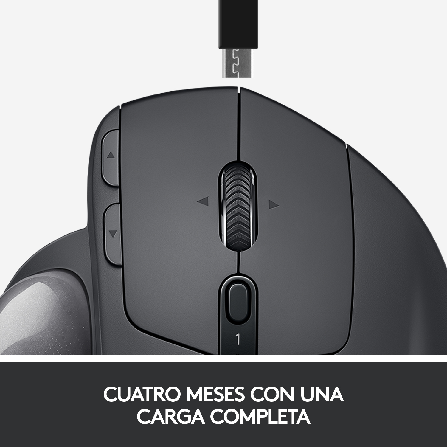 Primer plano de un ratón negro con rueda de desplazamiento y botones laterales, USB.