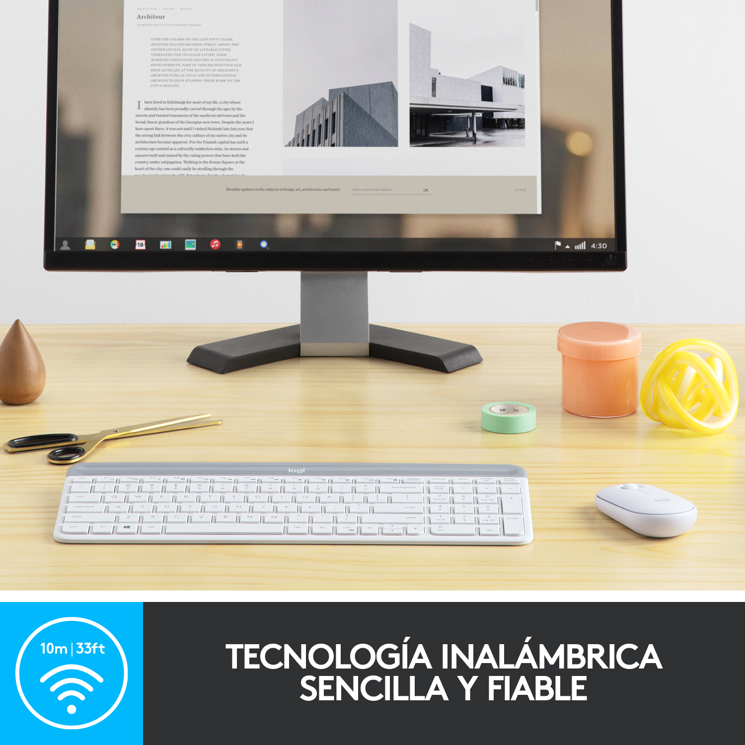Un escritorio con teclado, ratón y varios útiles de oficina frente a un monitor.