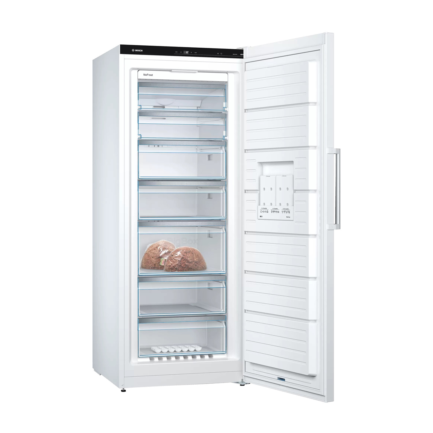 Frigorifero bianco con porta aperta che mostra ripiani e contenuto.