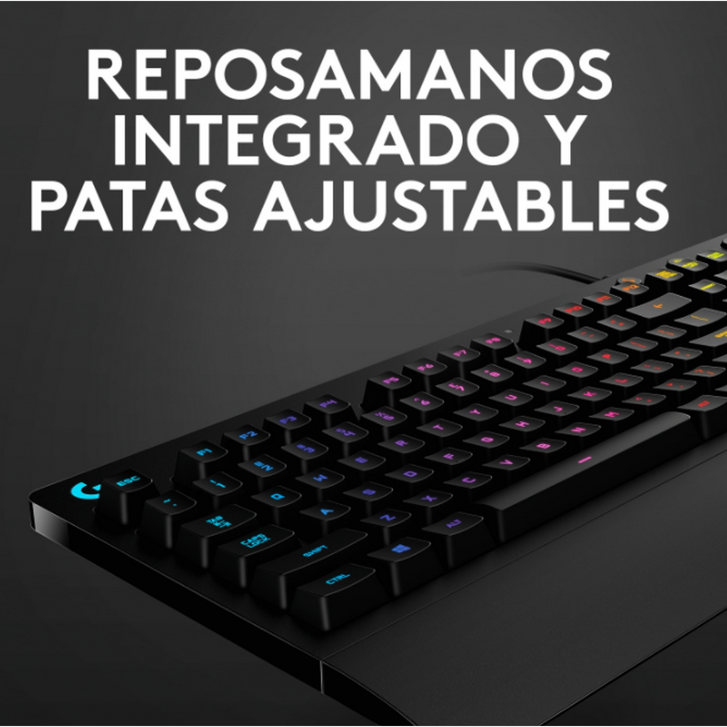 Primer plano de un teclado negro con patas ajustables y reposamuñecas. Las teclas están iluminadas con colores.