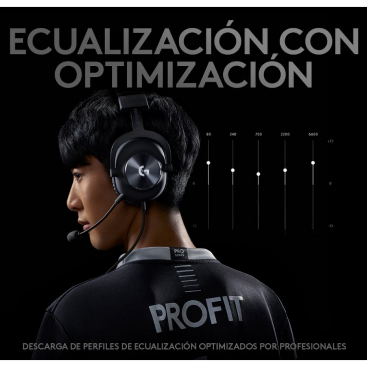 Hombre con auriculares. Texto sobre ecualización y optimización. Fondo negro.