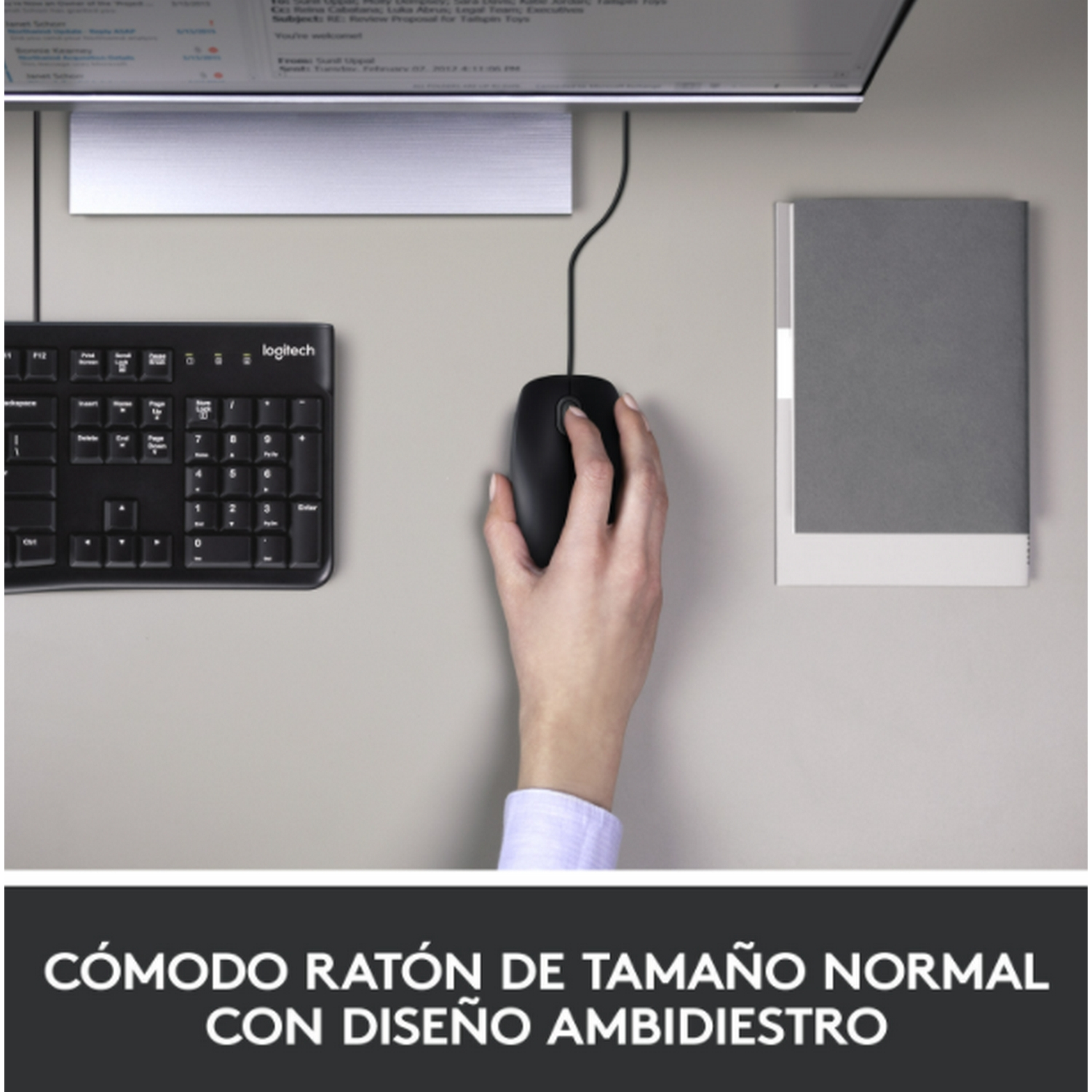 Una mano usando un ratón negro junto a un teclado y un monitor.