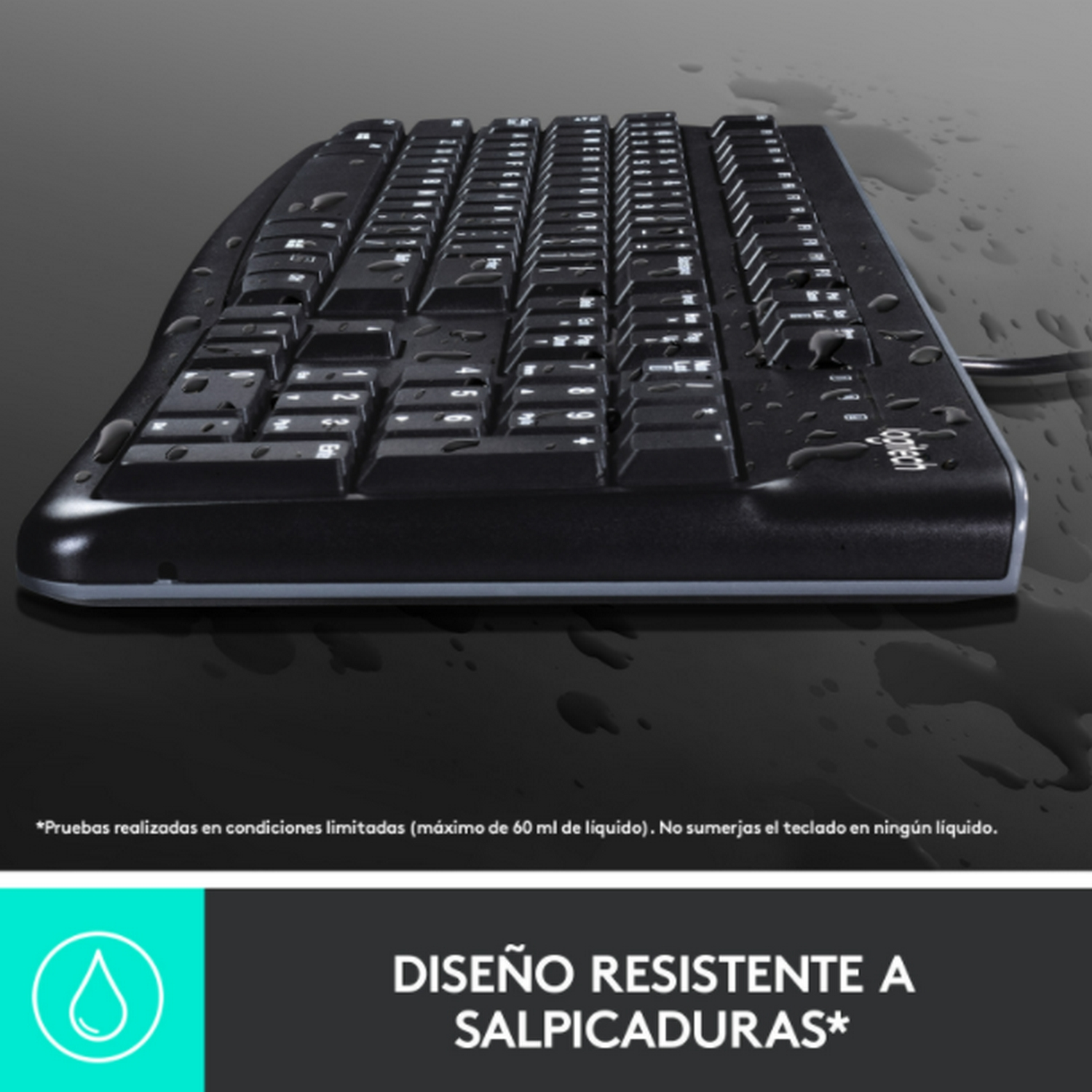 Teclado negro con gotas de agua sobre una superficie negra y húmeda.