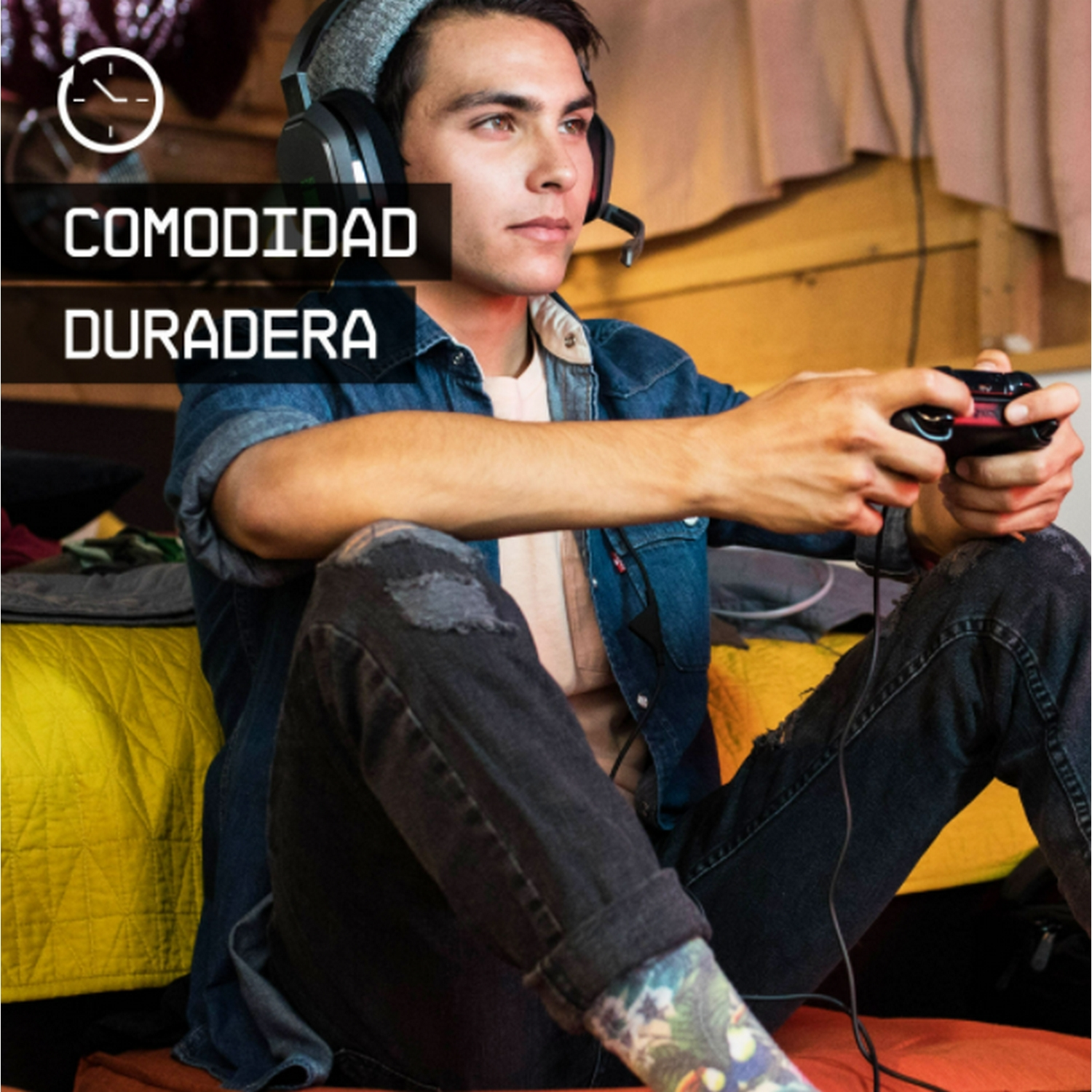 Un jugador con auriculares jugando. Sostiene un mando.