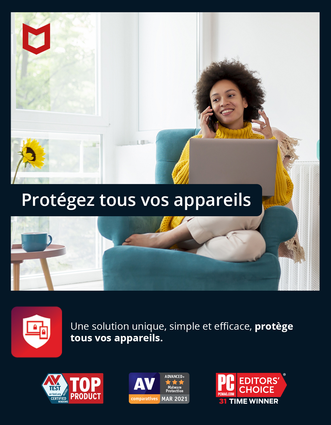 Une femme en chemise jaune, tenant un téléphone et un ordinateur portable, assise dans un fauteuil turquoise.