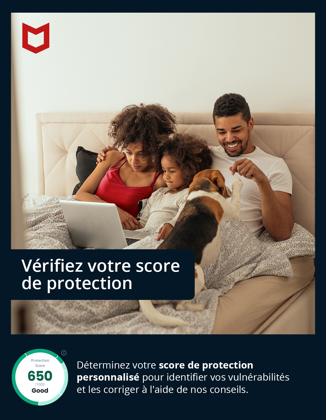 Famille au lit avec un ordinateur portable et un chien. Texte : Vérifiez votre score de protection, 650/Bon.