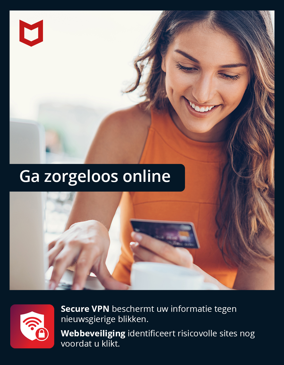 Femme utilisant un ordinateur portable et tenant une carte de crédit. Texte : Naviguez sereinement.