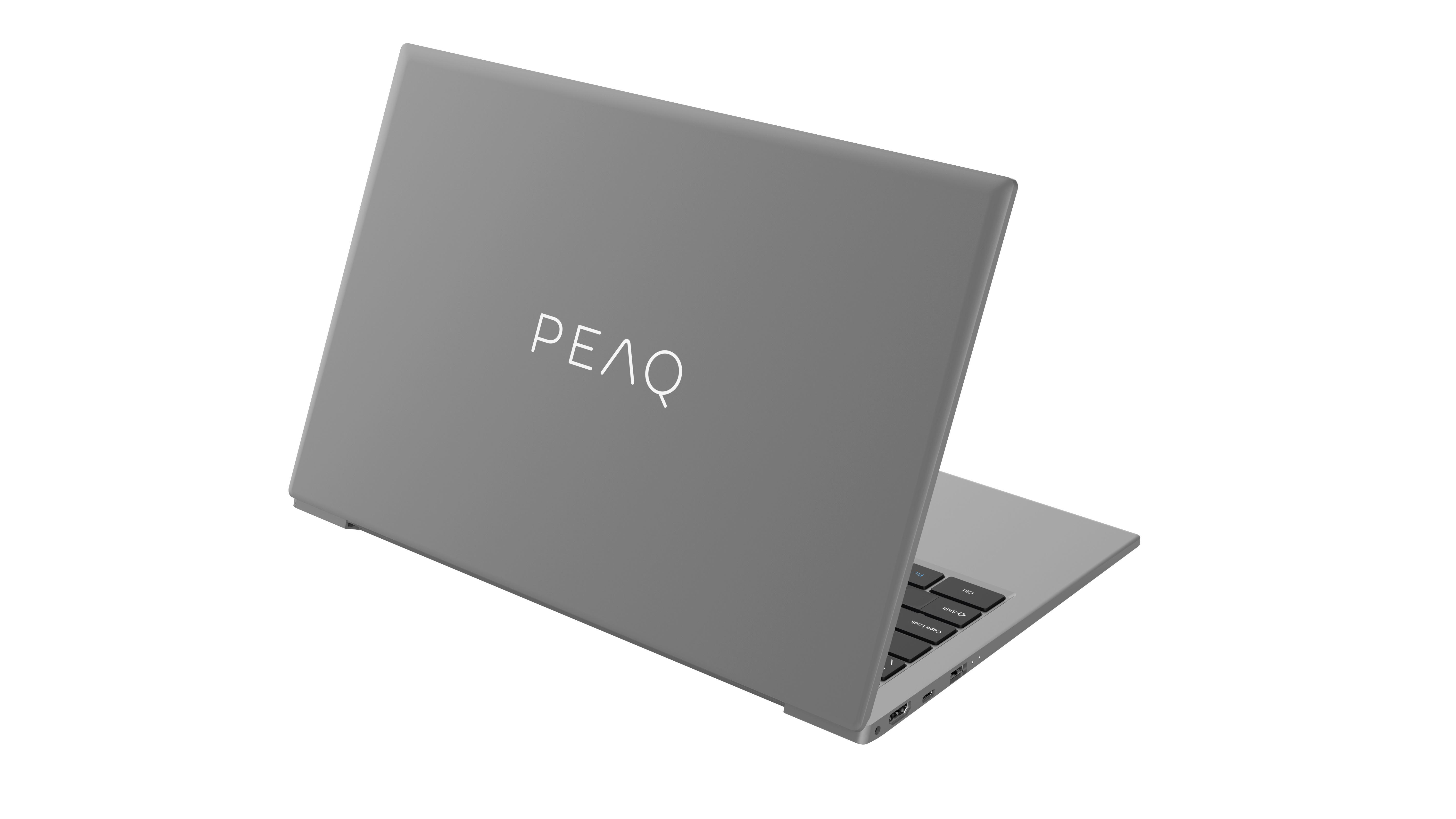 Grauer Laptop mit PEAQ-Logo auf der Rückseite, geöffnet auf weißer Oberfläche.