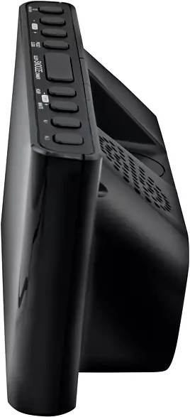 Un haut-parleur noir avec des boutons et un écran sur le dessus, vu d'un angle latéral.