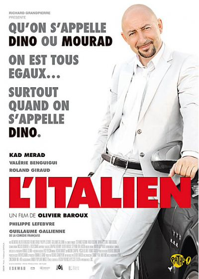 Filmposter met een man in een pak die lacht, met Franse tekst.