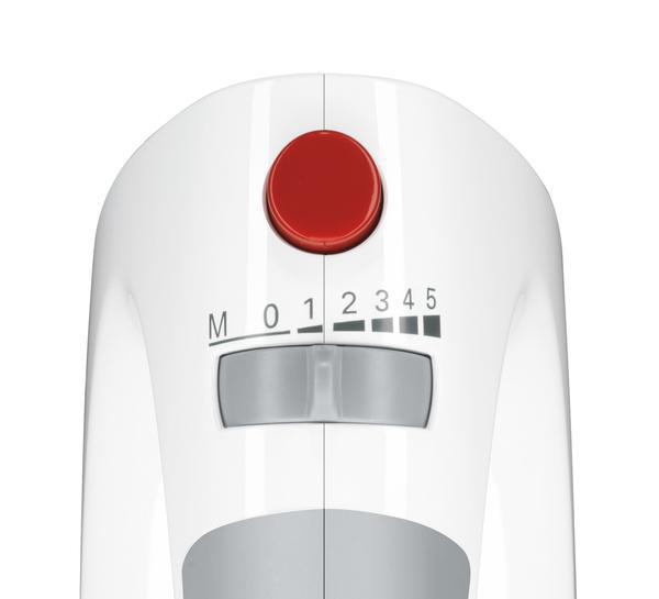 Draufsicht auf einen weißen Handmixer mit Geschwindigkeitseinstellungen und roter Taste.
