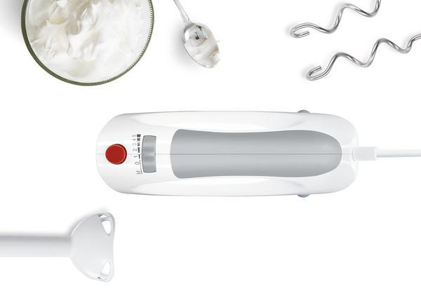 Weißer Handmixer mit Rührbesen, eine Schüssel Sahne und ein Löffel Sahne auf Weiß.
