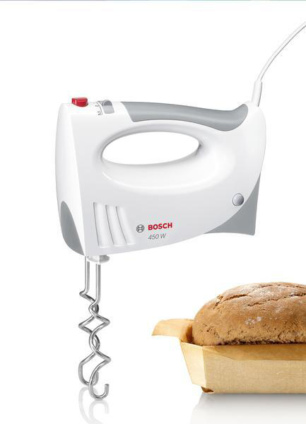 Weißer Handmixer mit rotem Einschaltknopf, Brot und Bosch-Logo. Der Mixer steht vor weißem Hintergrund.