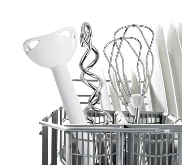 Mixeraufsätze in einem Metallkorb. Weißer Hintergrund. Schneebesen, Rührwerk und Spirale.