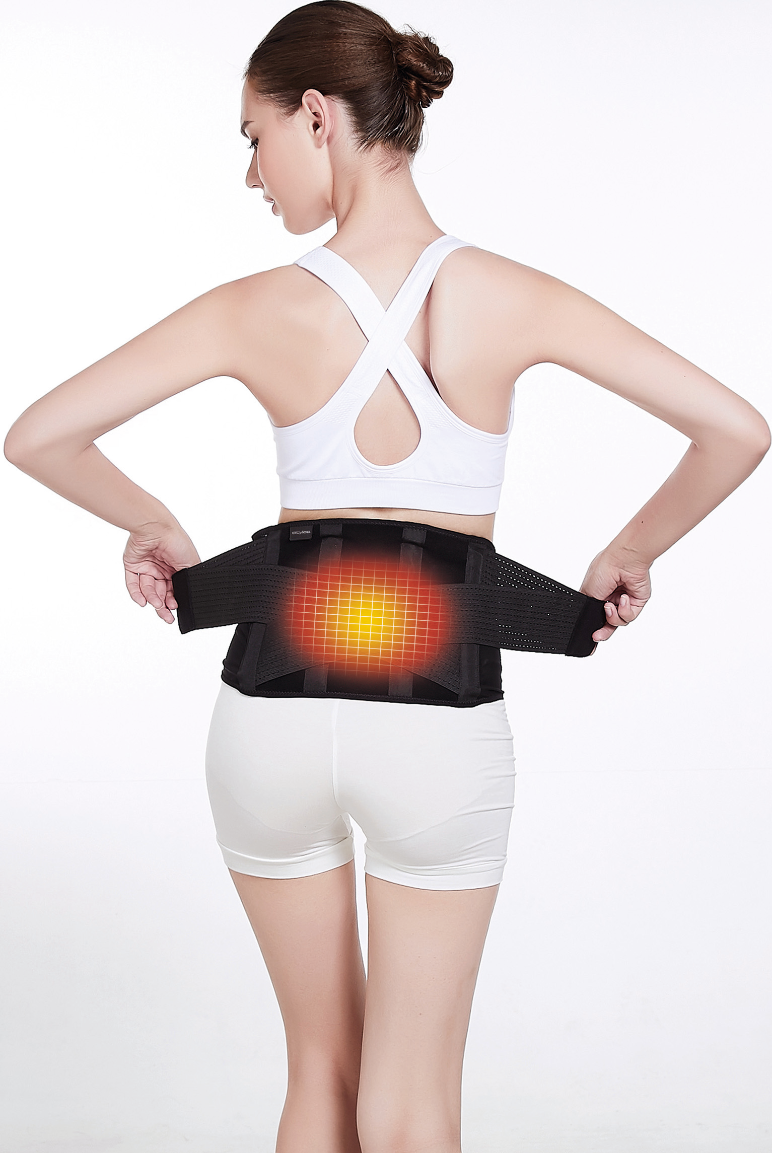 Una donna con un tutore per la schiena nero con zona riscaldata.