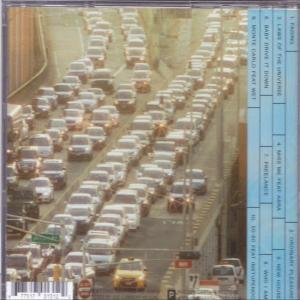 CD-Cover, Stau auf einer Stadtstraße, mit Trackliste in blauer Seitenleiste.