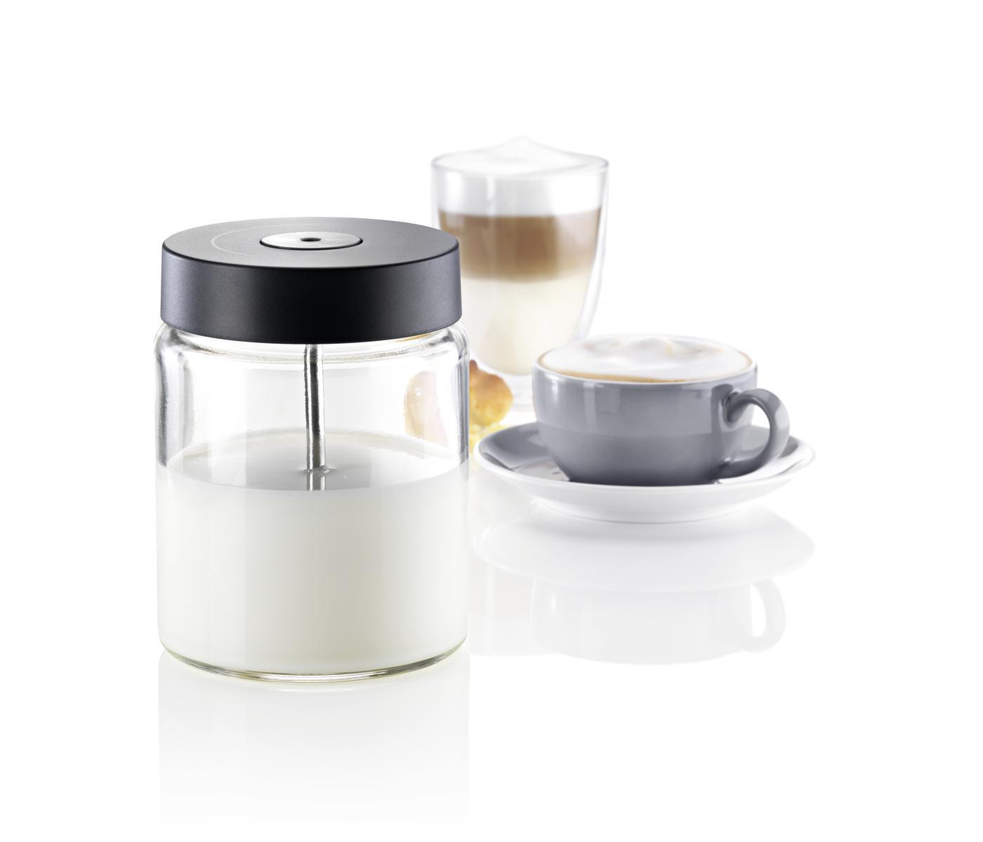 Milchaufschäumer mit einem Glas, einer Tasse Cappuccino und einem Latte in einem Glas. Weißer Hintergrund.