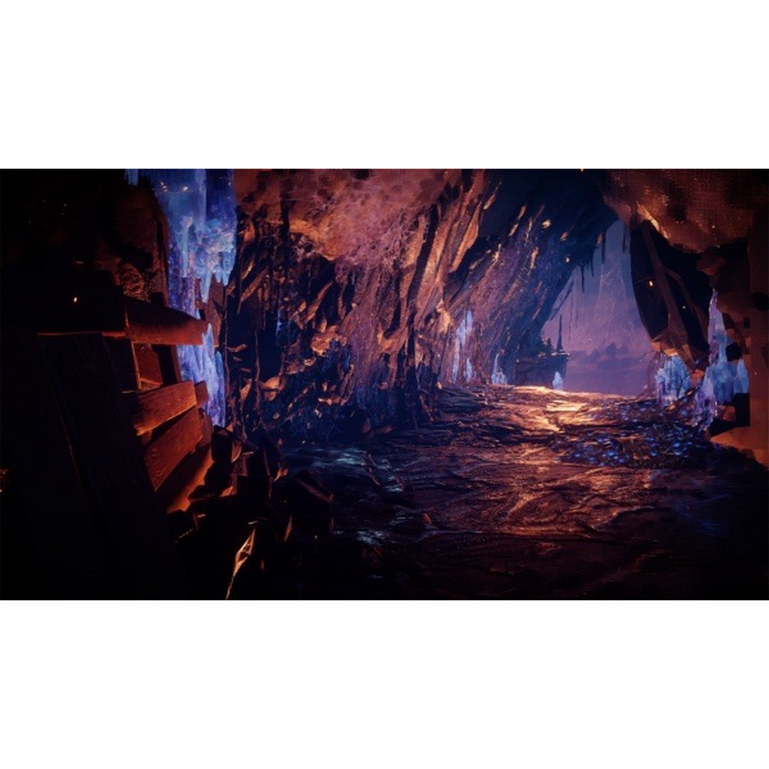Interior de cueva iluminado con camino y formaciones rocosas. La escena es oscura.