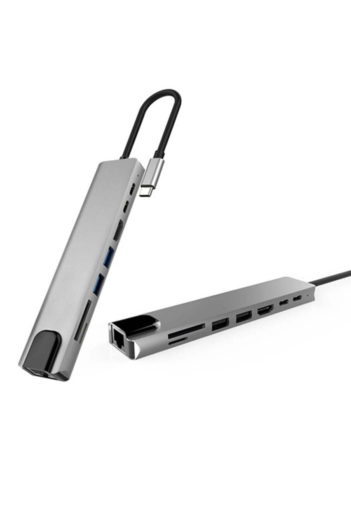 USB-C kablosu takılı gümüş bir çok portlu adaptör.