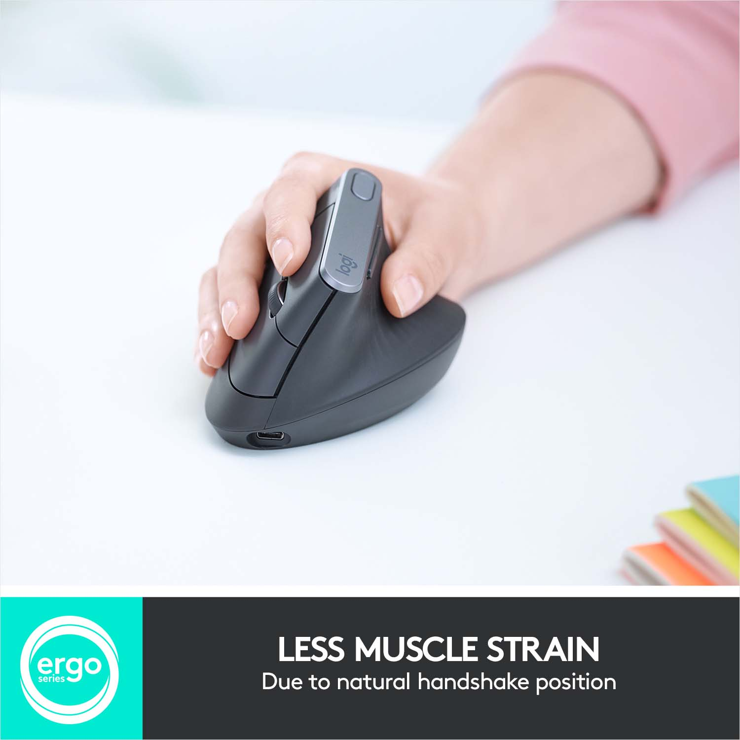 La main d'une personne posée sur une souris ergonomique verticale.