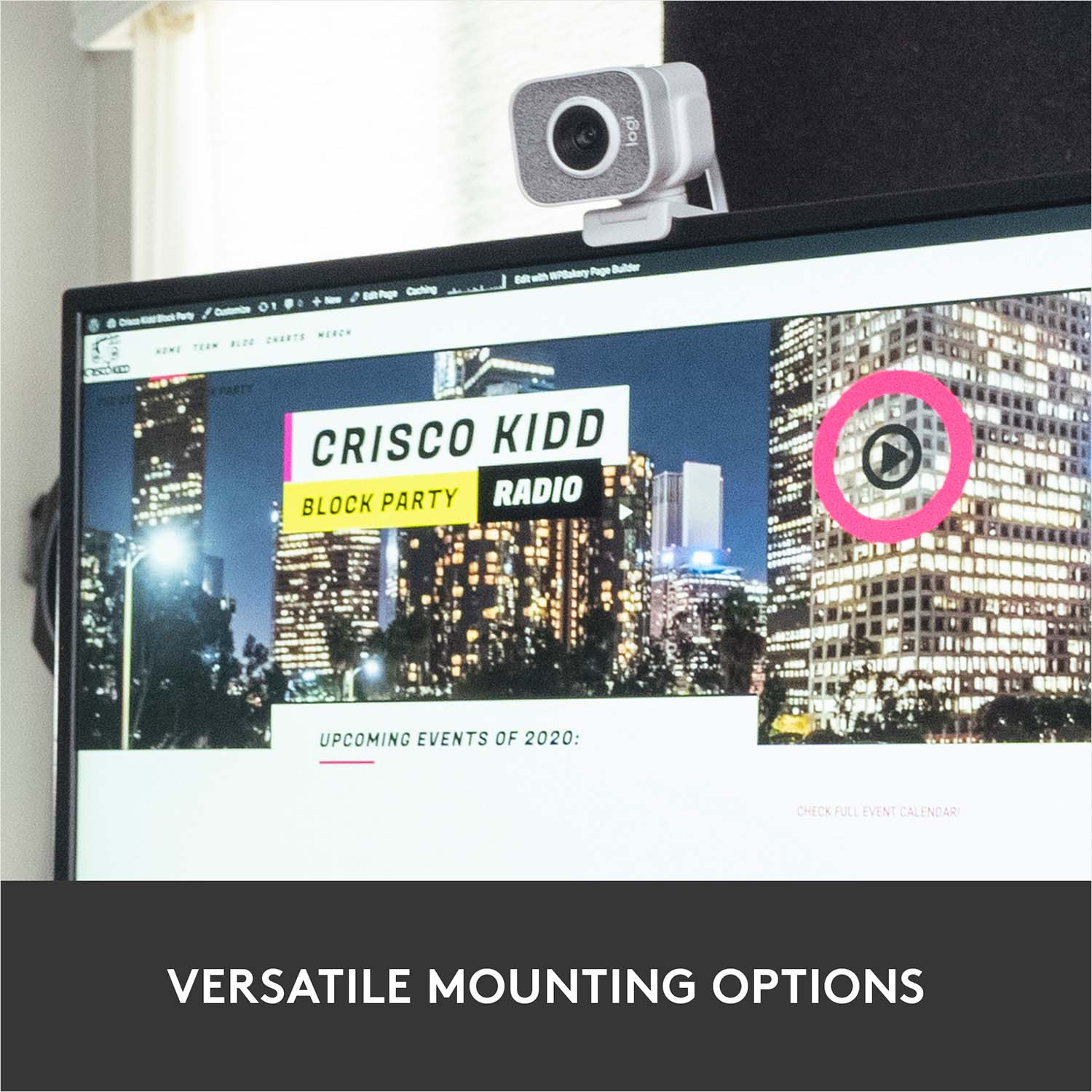 Une webcam montée sur un moniteur, affichant un site web avec un bouton de lecture.