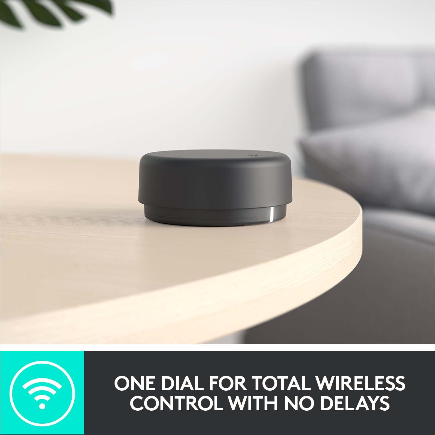 Cadran noir sur une table, avec texte : 'ONE DIAL FOR TOTAL WIRELESS CONTROL'.