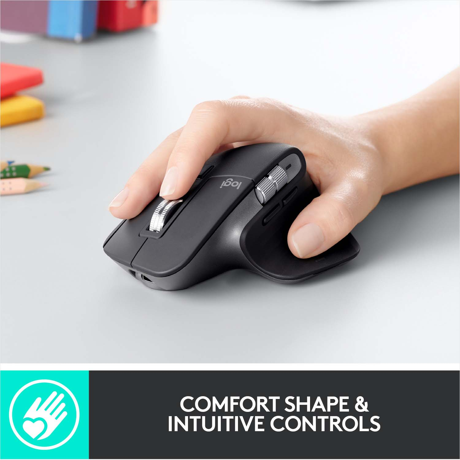 Person benutzt eine schwarze Maus. Der Text lautet 'Comfort Shape & Intuitive Controls'.