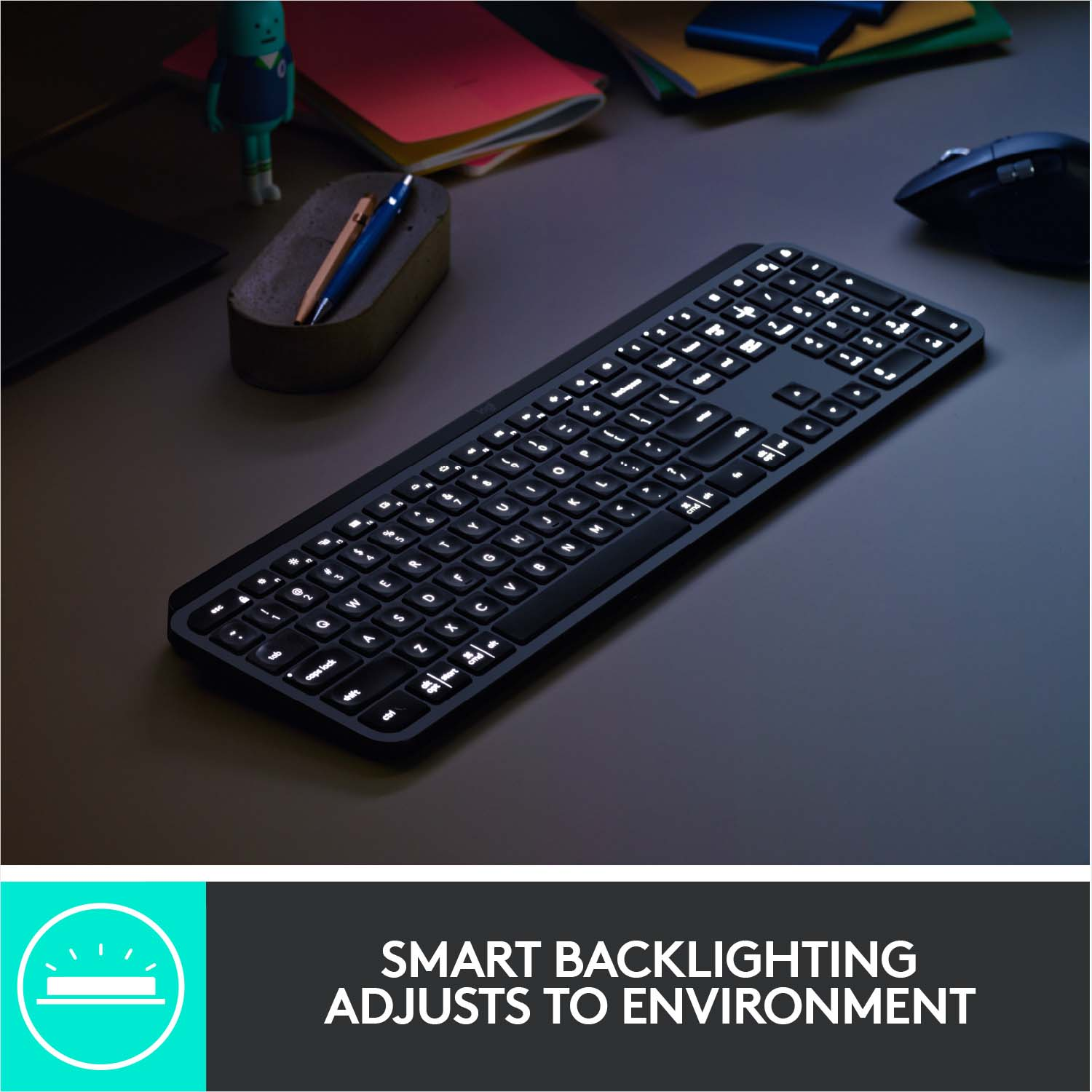 Schwarze Tastatur mit weiß beleuchteten Tasten auf einem dunklen Schreibtisch. Intelligente Hintergrundbeleuchtung.