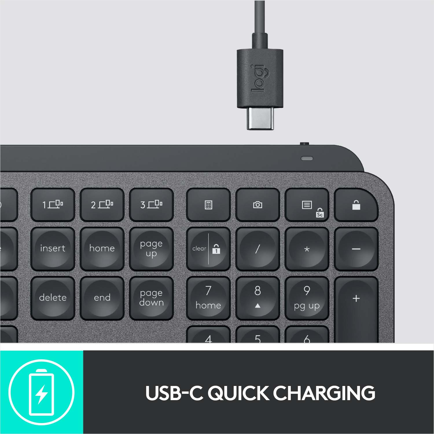 Schwarze Tastatur mit USB-C-Kabel. USB-C-Schnelllade-Text.