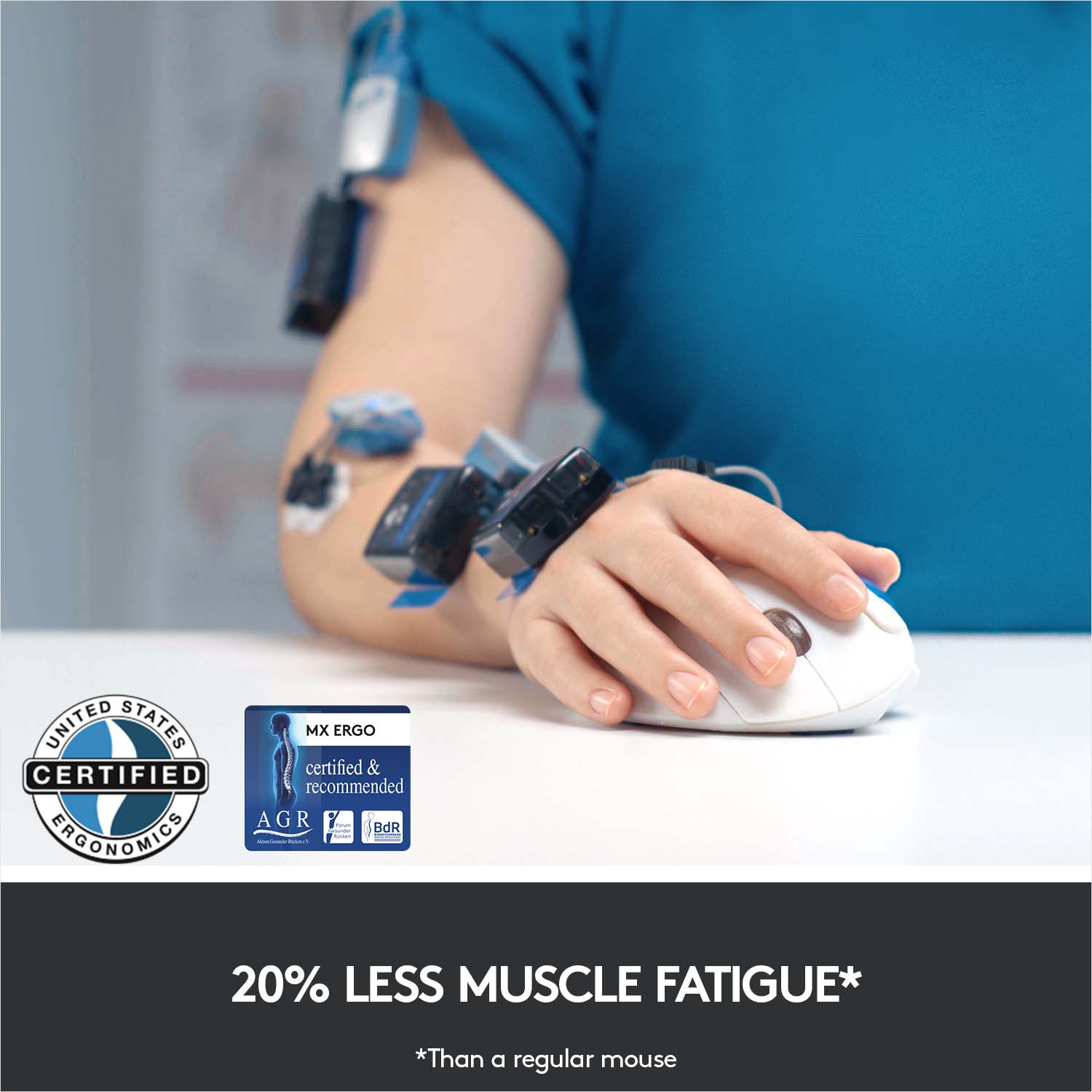 Une personne utilisant une souris blanche avec des capteurs attachés à son bras.