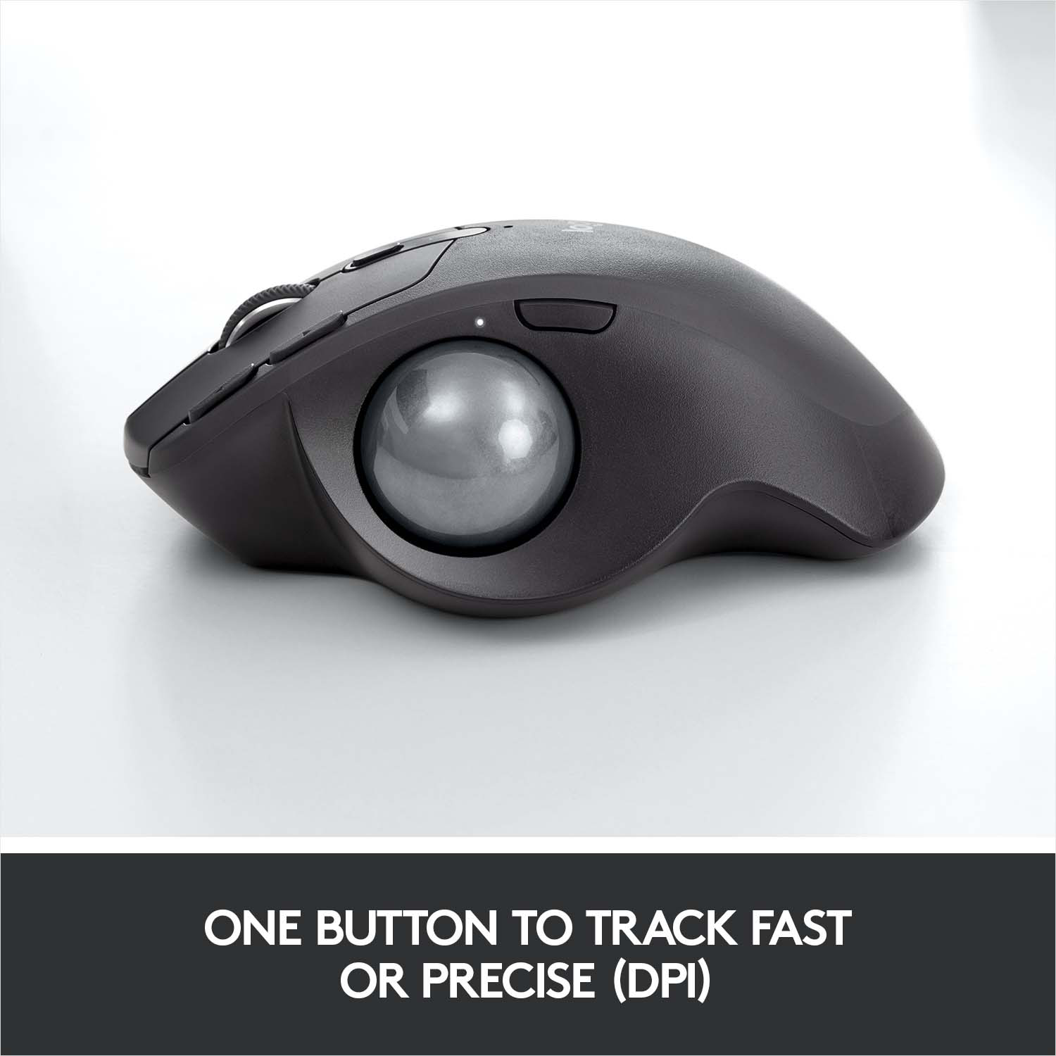 Souris noire avec trackball. Design ergonomique incurvé. Fond clair avec texte.