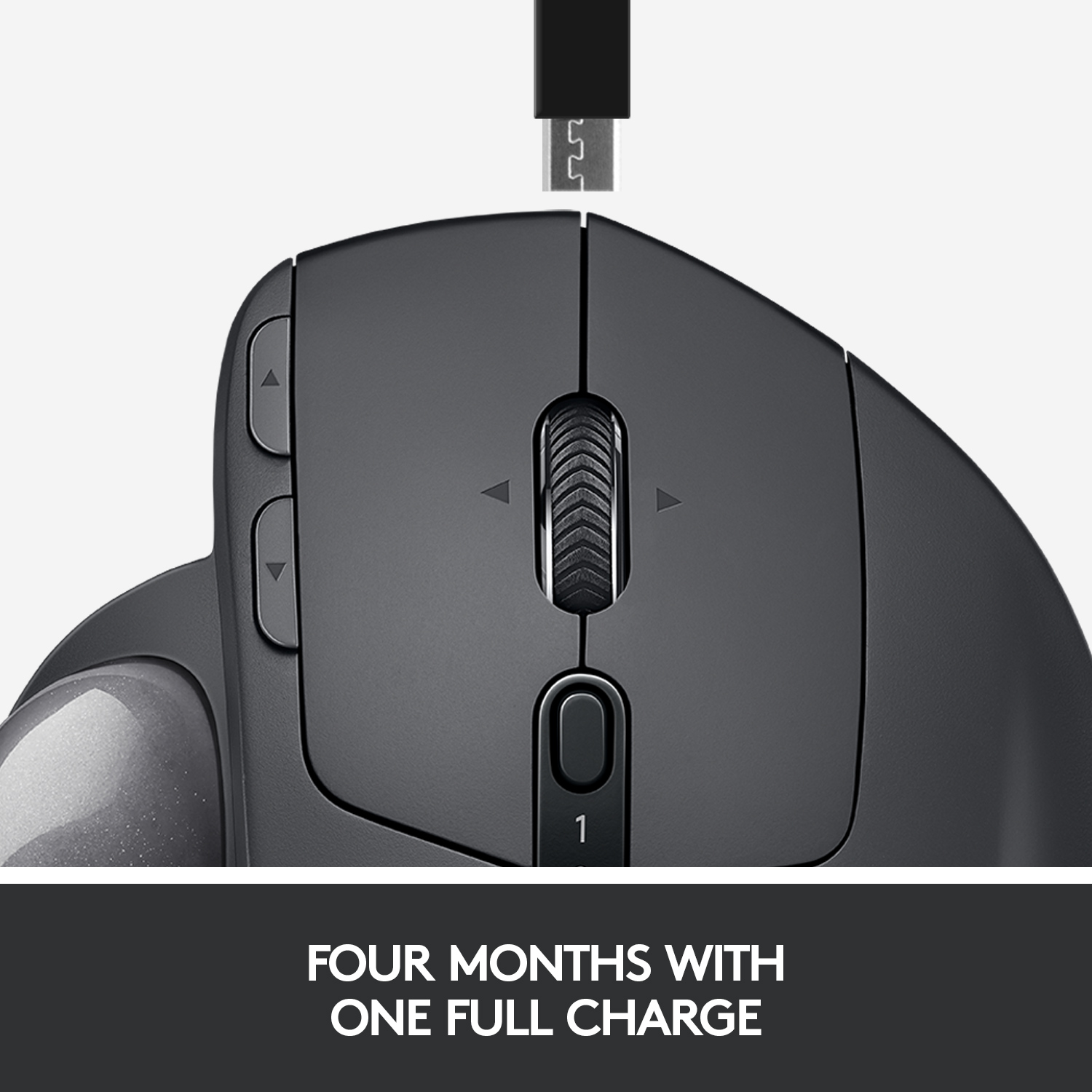 Gros plan d'une souris Logitech en charge via USB-C, avec le texte 'Four Months'.