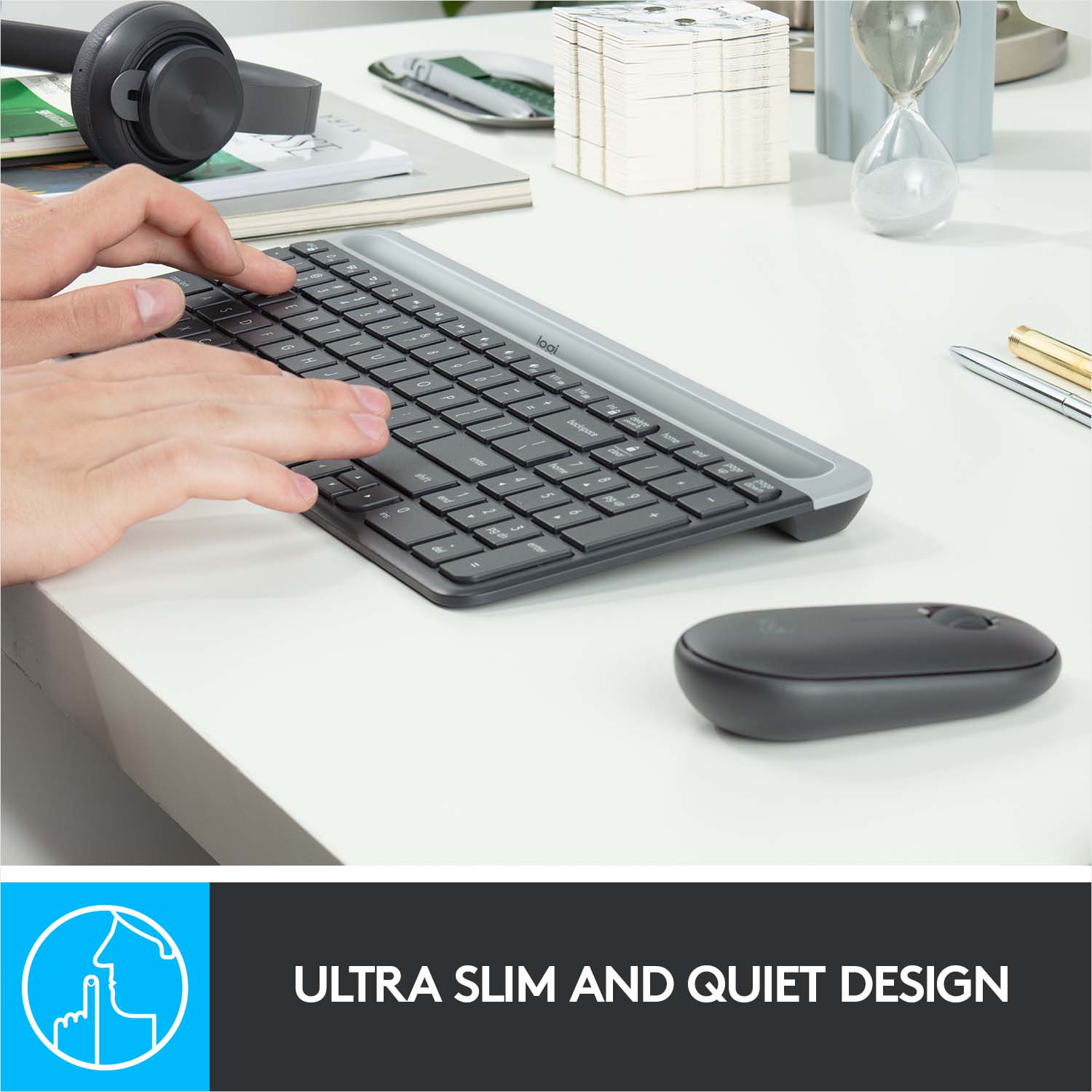 Personne utilisant un clavier et une souris sur un bureau blanc. Le texte indique une conception ultra fine et silencieuse.