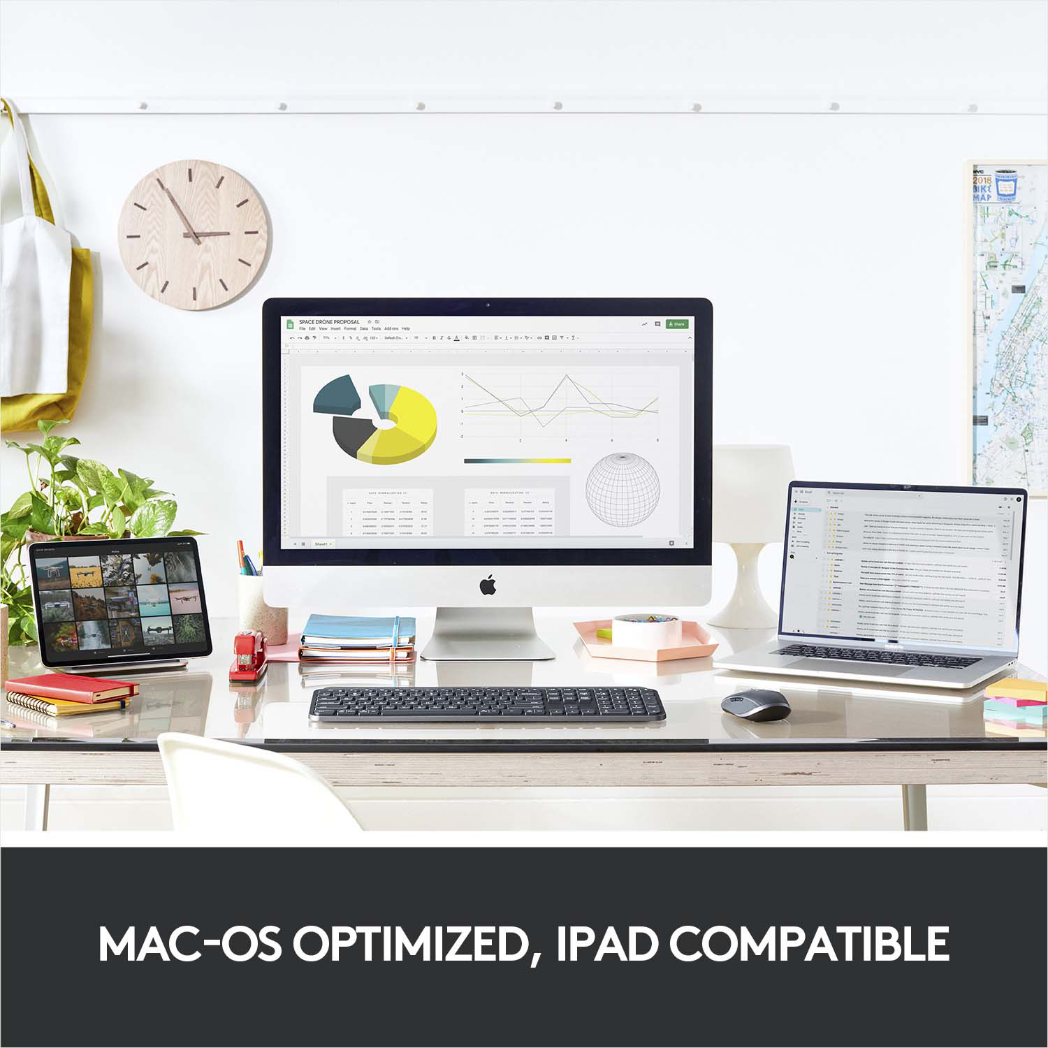 Un bureau avec ordinateur, ordinateur portable et autres accessoires, avec une souris sur verre.